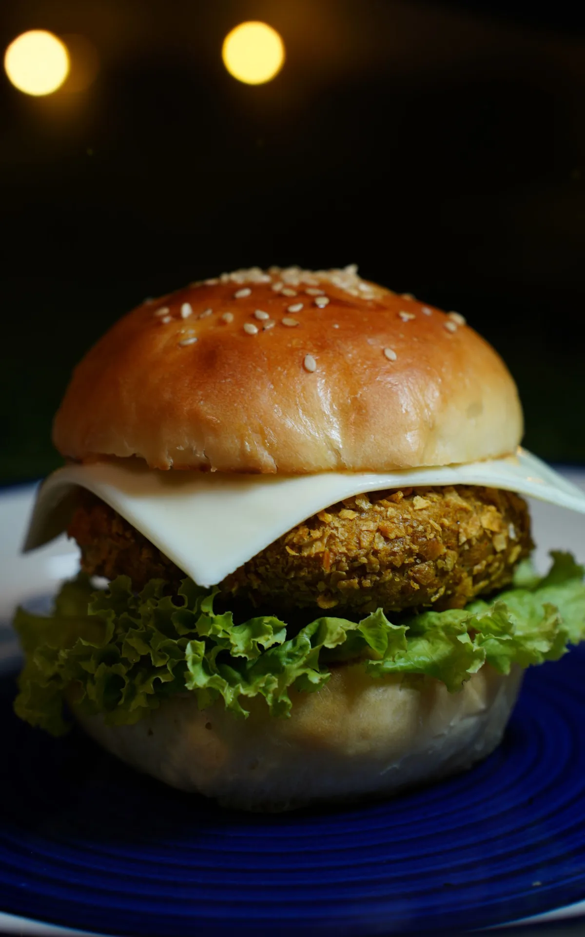 Hambúrguer vegetariano com queijo, abobrinha, alface e tomate