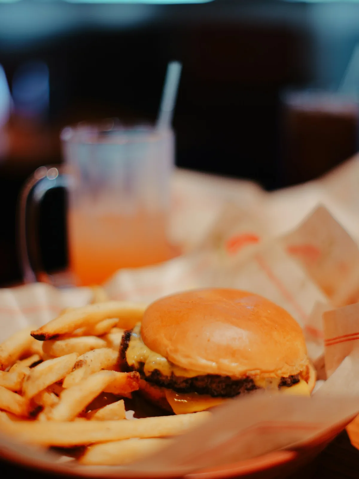 Combo com hambúrguer, fritas rústicas e bebida